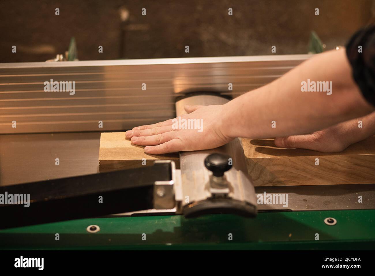 Thợ mộc đang thi công nội thất tại xưởng gỗ theo bản vẽ kỹ thuật