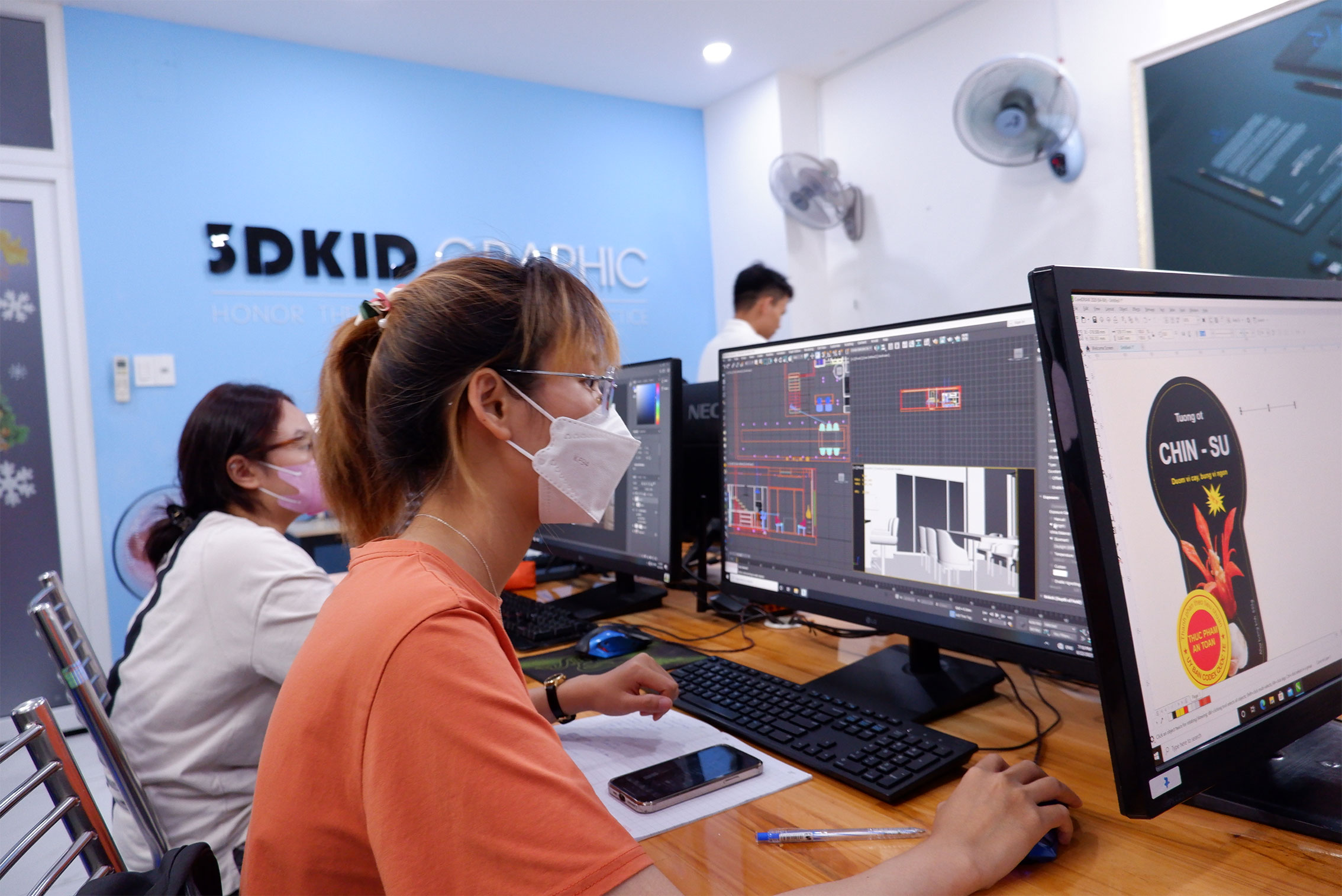 người mới học nội thất đang so sánh phần mềm thiết kế nội thất miễn phí để chọn công cụ phù hợp