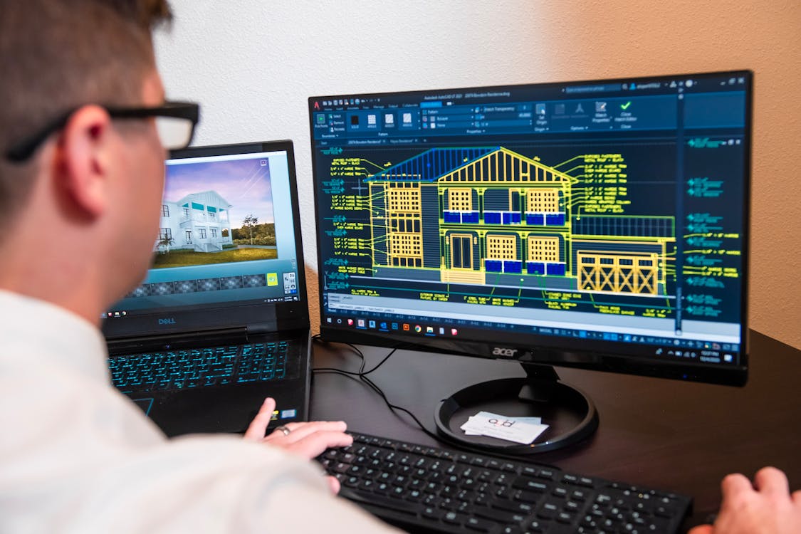Nhà thiết kế đang làm việc với phần mềm dựng hình và render nội thất