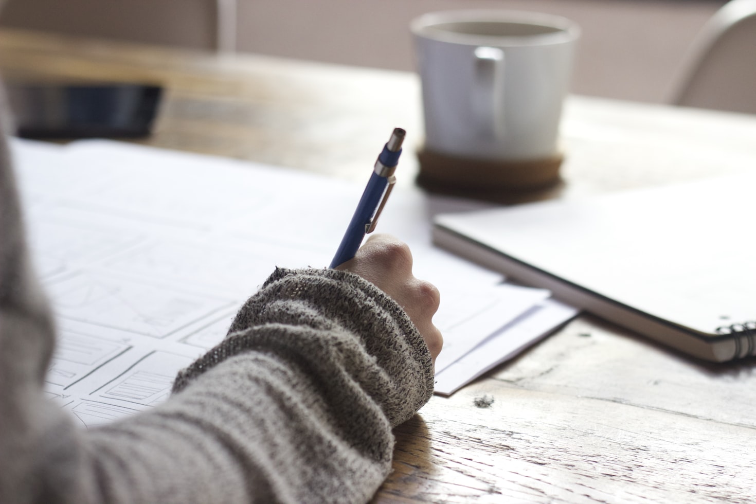 freelancer thiết kế nội thất trình bày portfolio và trao đổi với khách hàng