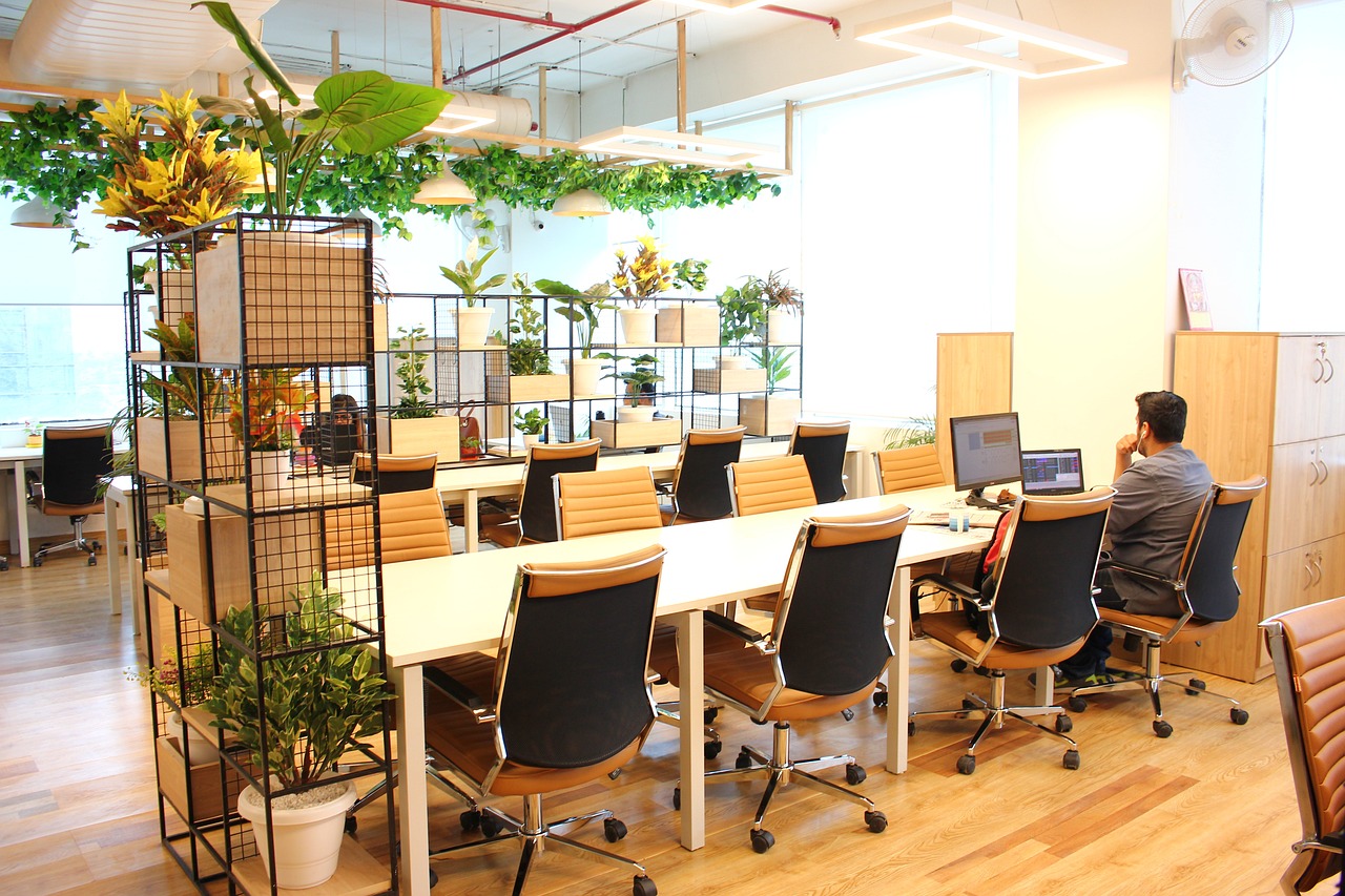 freelance thiết kế nội thất làm việc với bản vẽ và laptop tại nhà